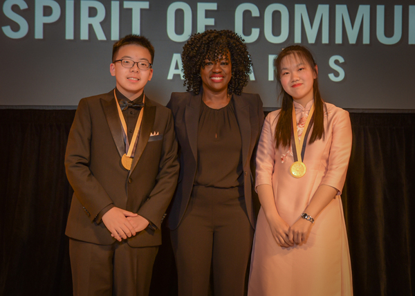 中国志愿者获颁美国知名青少年社区志愿奖