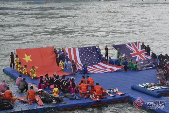 第九届中国摩托艇联赛重庆大奖赛震撼开幕 现场观众直呼“太酷了
！”