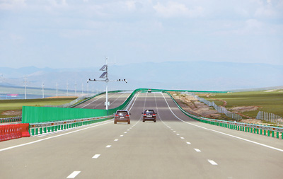 中企承建的蒙古国首条高速公路竣工移交 当地官员赞叹