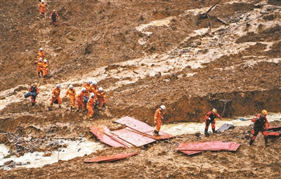 水城山体滑坡现场展开地毯式搜救 仍有30人失联