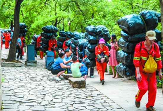 八达岭长城暑期客流高峰 保洁员每天背百斤垃圾下山
