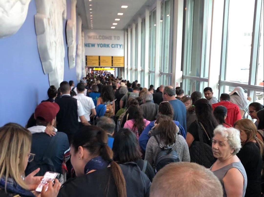 美国入境管理部门电脑故障 大批旅客滞留机场