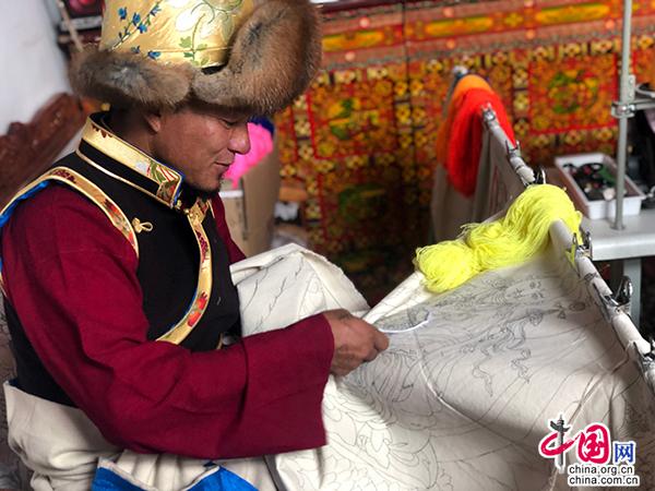 【新时代·幸福美丽新边疆】绣工农户遇上大学生“合伙人”：让民族绣品走出西藏，走向世界
