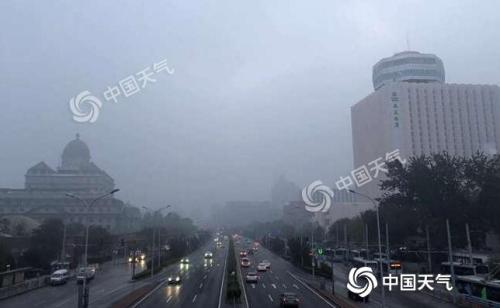 北京发布大雾黄色预警 夜间仍有轻雾出行注意安全