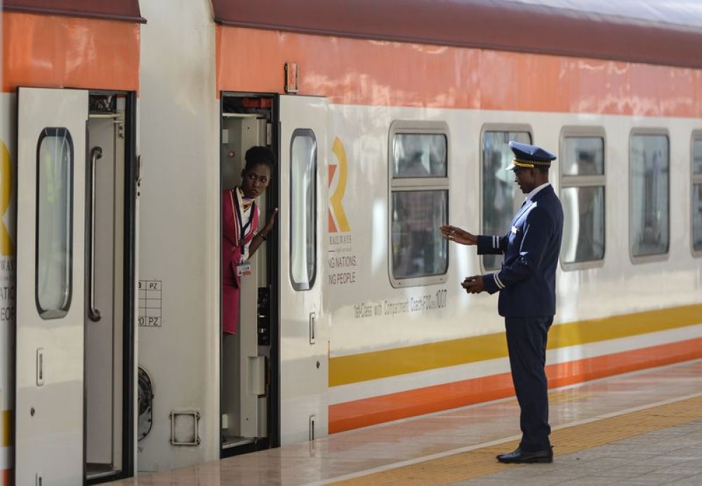 特写|火车鸣笛声吹响东非内陆繁荣号角——记内马铁路一期货运通车
