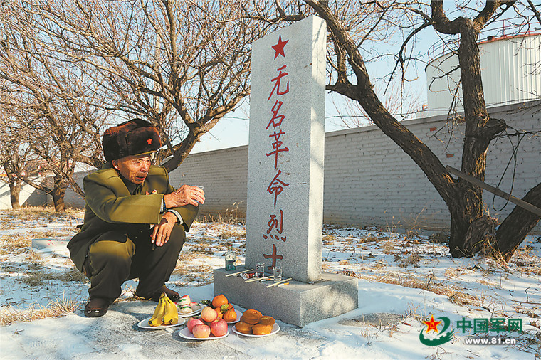 新年这天,在辽宁省营口大石桥市水源镇烈士陵园,一位躬身屈背的老人