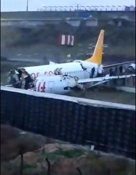 快讯！土耳其一架波音客机滑出跑道，机体“折成三段”