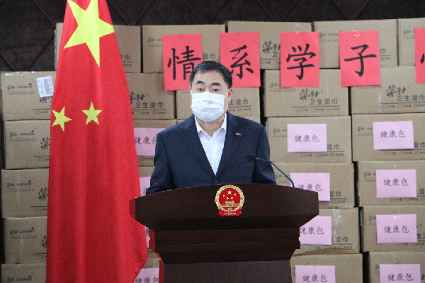 中国驻布里斯班总领馆为留学生发放防疫物资