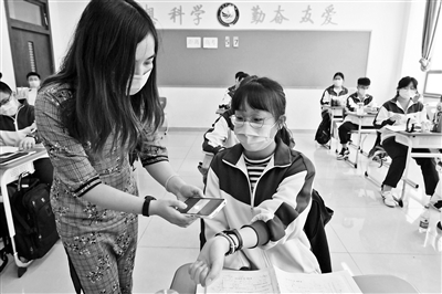北京五区初高三学生率先戴上智能体温计