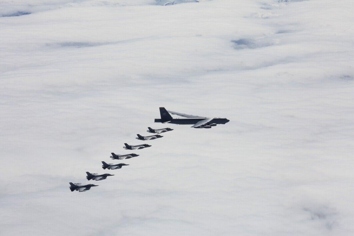 美军4架战略轰炸机现身北极 俄邻国派F-35战斗机护送
