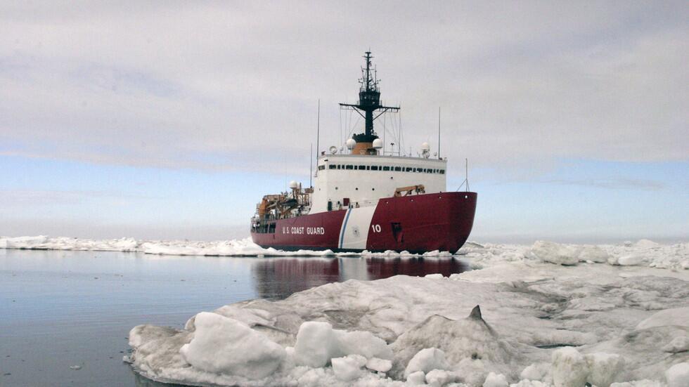 特朗普下令组建破冰船队 要持续到北极南极“刷存在”