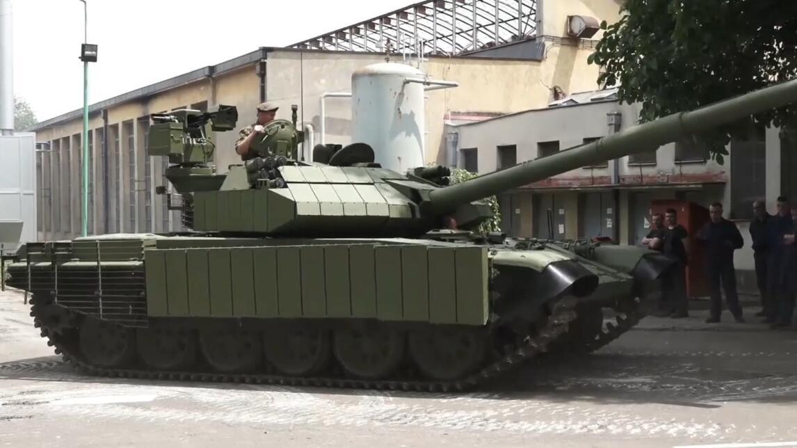 欧洲最强“魔改”T-72坦克亮相 浑身贴满“砖块”