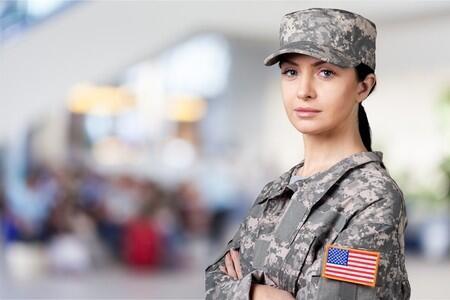 美军女兵成功通过特种部队魔鬼训练 或将成为首位女性“绿色贝雷帽”
