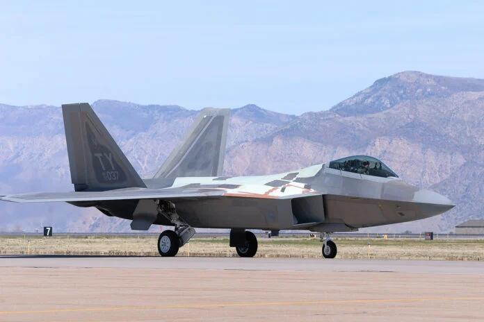 美军F-22战斗机又曝出一严重问题 出在矢量发动机上