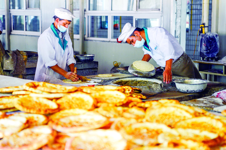 “换石成金”运来沃土  发展杏、桃等特色林果产业新疆南部民众越过贫困之丘