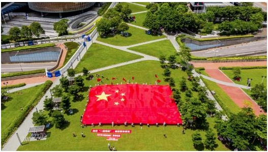 五星红旗飘扬国歌嘹亮，香港市民“快闪”力撑“港区国安法”