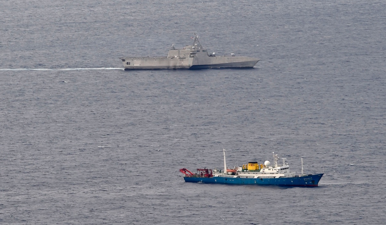 美军濒海战斗舰在南海抵近中国科考船，我军护卫舰在美舰后方现身
