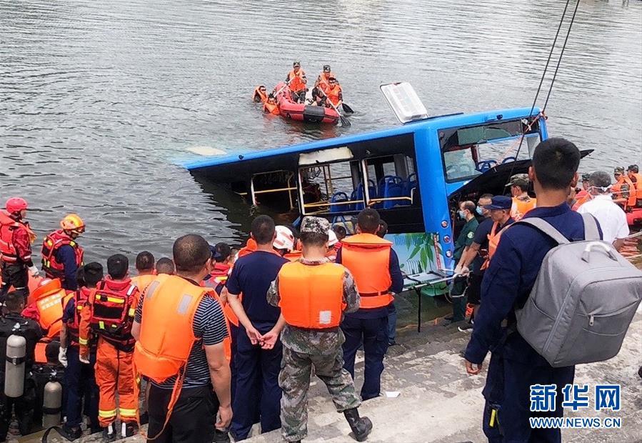 贵州安顺公交车坠入虹山湖水库致21人死亡15人受伤