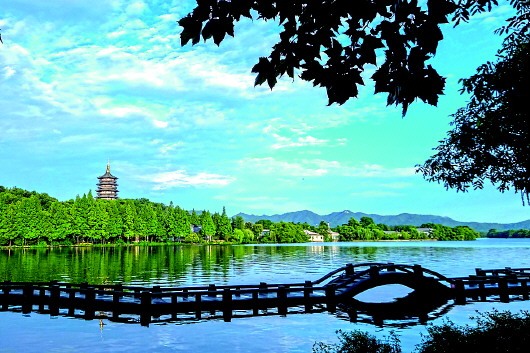 杭州西湖“雨过天青”