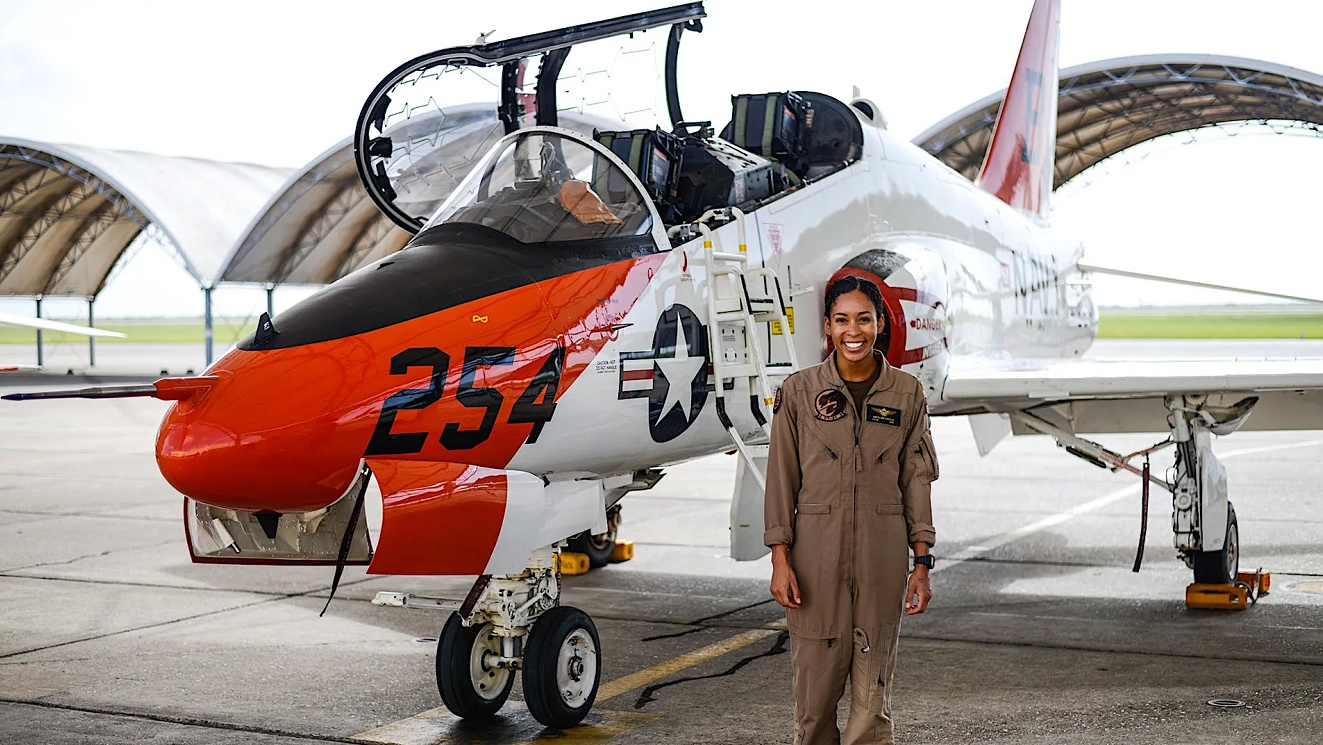 史无前例！美国海军首位非洲裔女性战斗机飞行员诞生
