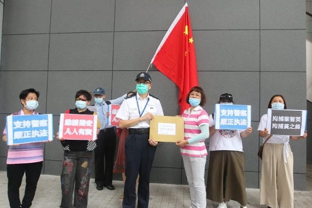 香港市民要求港警拘捕黎智英、黄之锋，请愿信港警收了！