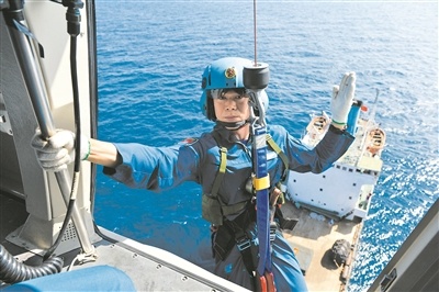 为拯救中国渔船5名受伤船员，执行第22批护航任务的大庆舰与时间赛跑——远程奔袭，打一场生命救援战