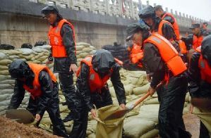 解放军和武警部队官兵参与洪涝灾害抢险救援记事