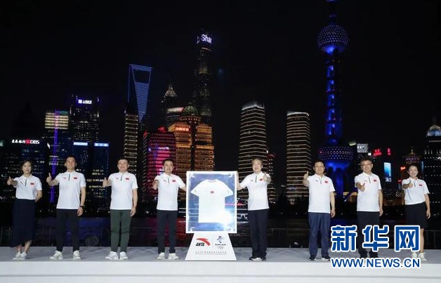 安踏发布北京2022年冬奥会特许商品国旗款运动服装