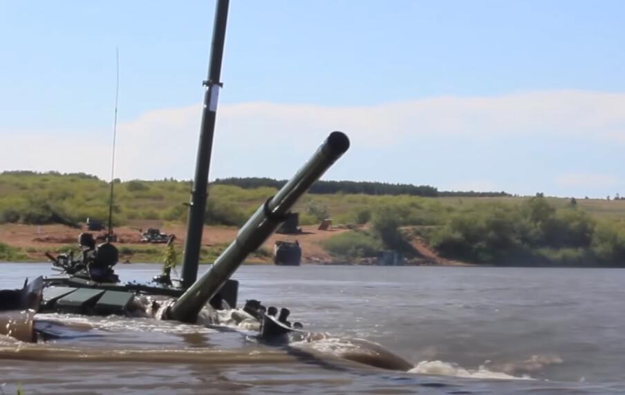 俄军坦克潜行渡河 外国记者看后惊了：开出了潜艇的感觉