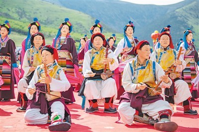 西藏弦子舞展演举行