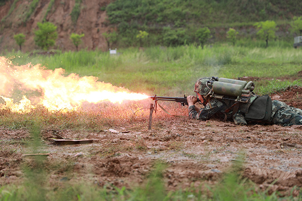 武警第一机动总队某支队组织实战化喷火训练