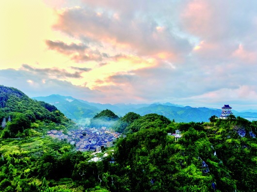 图.：这是8月2日清晨拍摄的陈峭村及