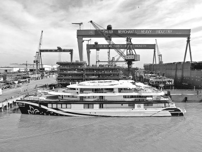 深圳首艘高端旅游客船“大湾区一号”轮命名交付