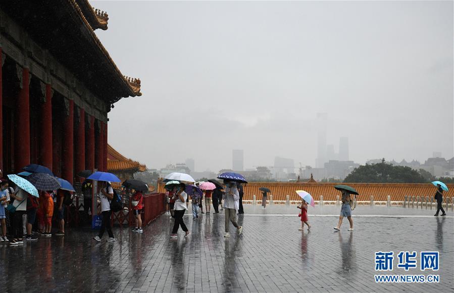 受“副高”外围暖湿气流与高空槽冷空气影响：北京降水持续、局地暴雨