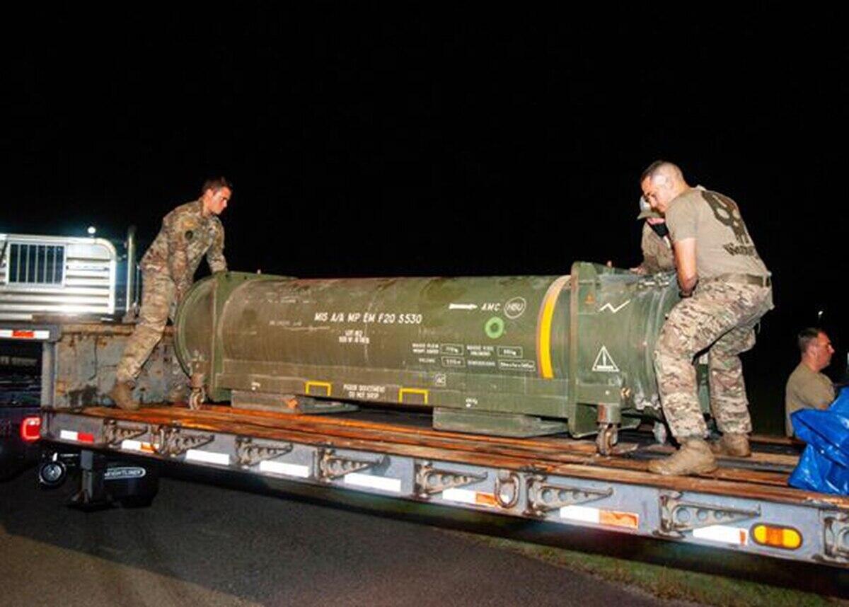 美国民用机场集装箱内惊现巨大导弹 美军拆弹部队紧急出动
