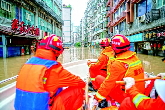 救援，在被洪水漫过的街巷之间直击重庆长江、嘉陵江抗洪一线
