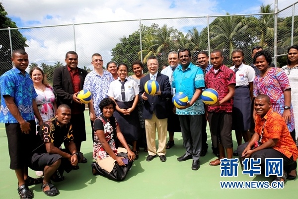 中国援建排球场造福斐济社区民众