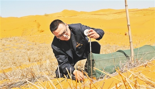 宁夏中卫工务段固沙林场职工康文岩——智能双全的新时代治沙人
