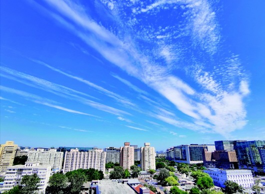北京：蓝蓝的天上白云飘　▲这是