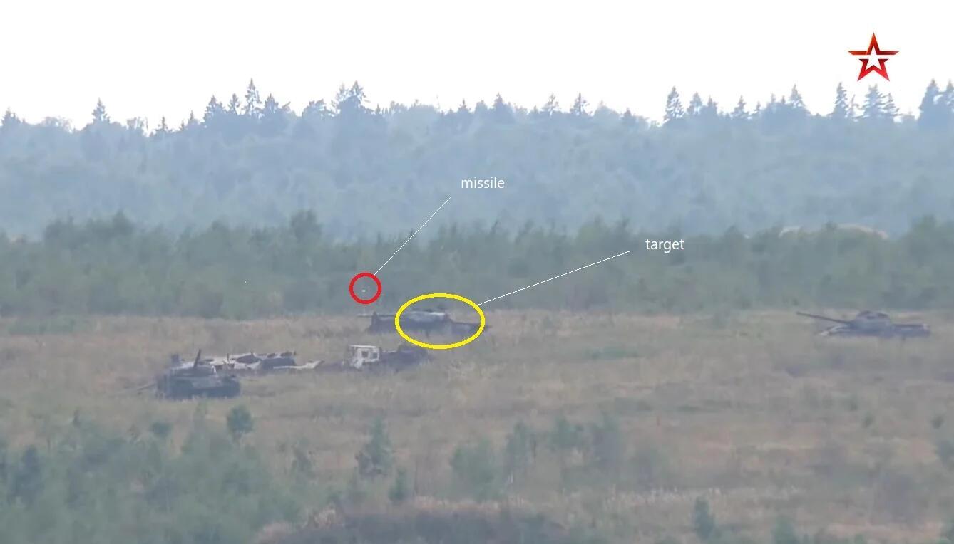 俄军新型坦克秀炮射导弹打击目标 结果多次脱靶