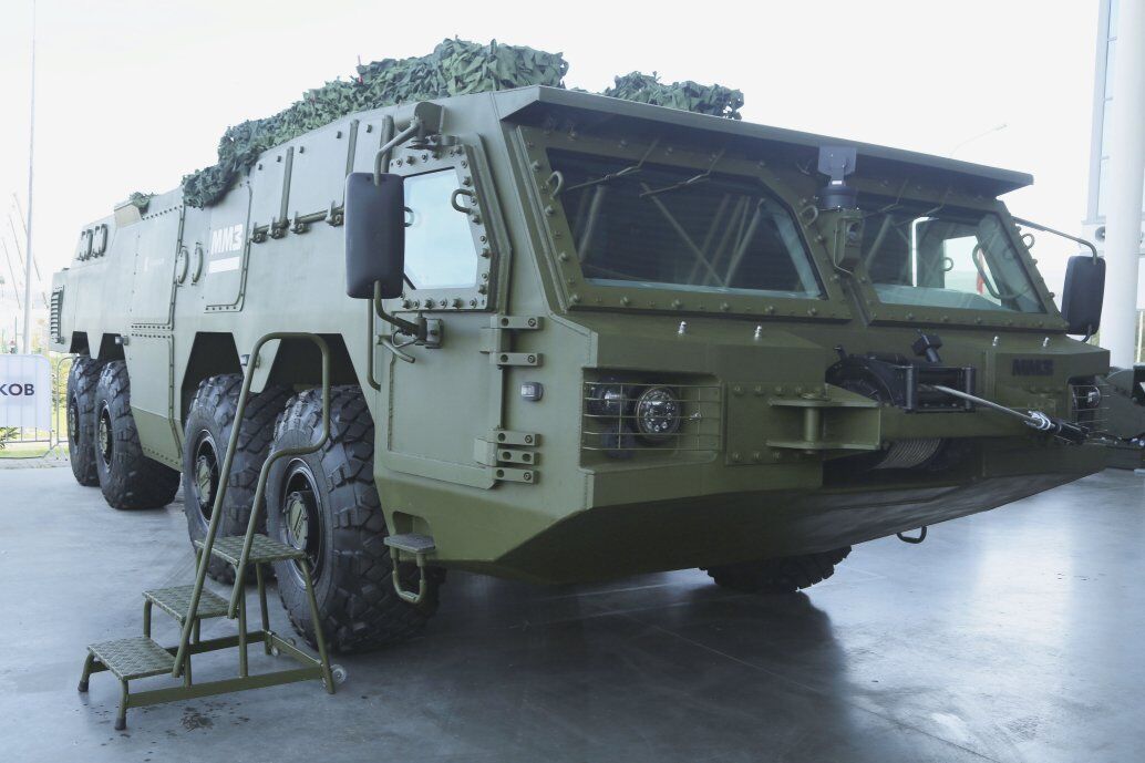 俄罗斯企业发布新款轮式底盘车 可搭载地空导弹等多种设备