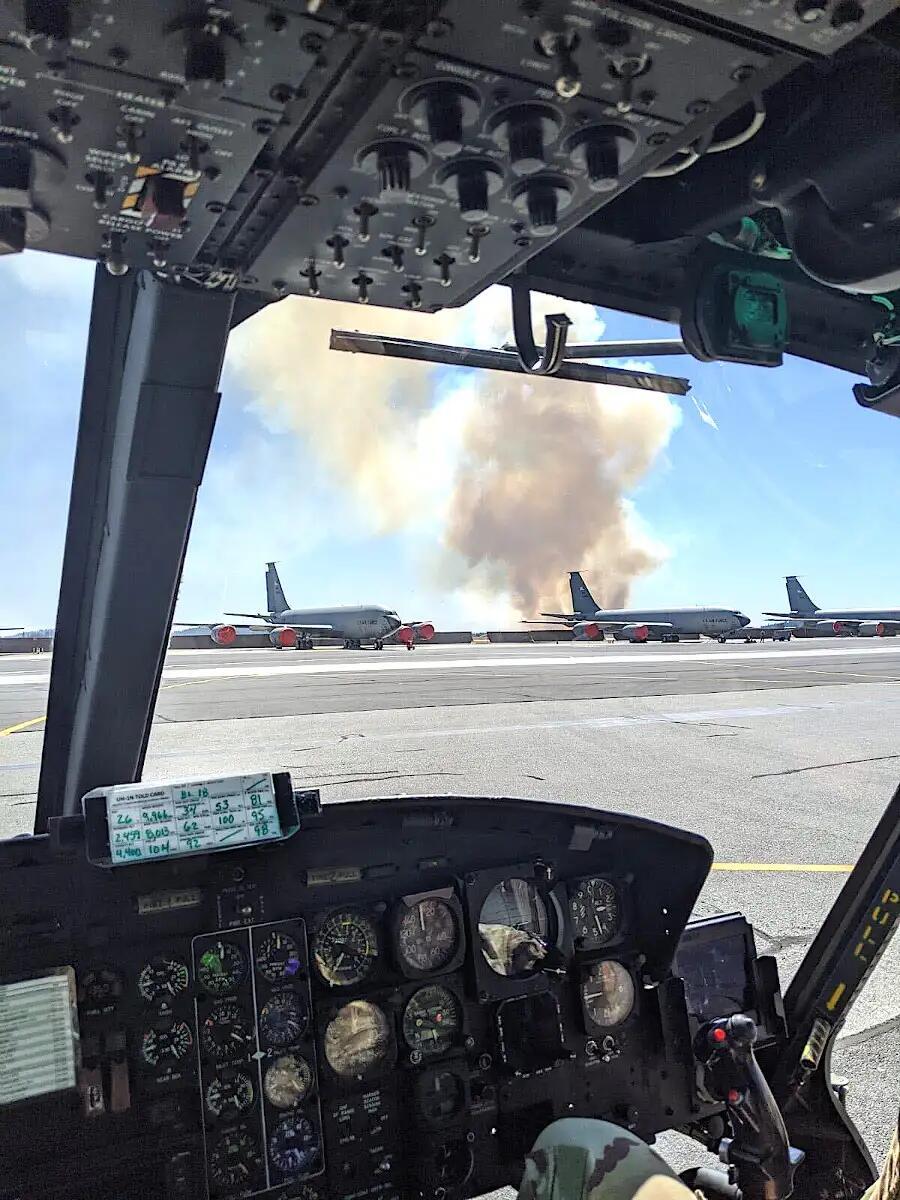美国森林大火烧到军事基地边上 停机坪上还停着大量加油机