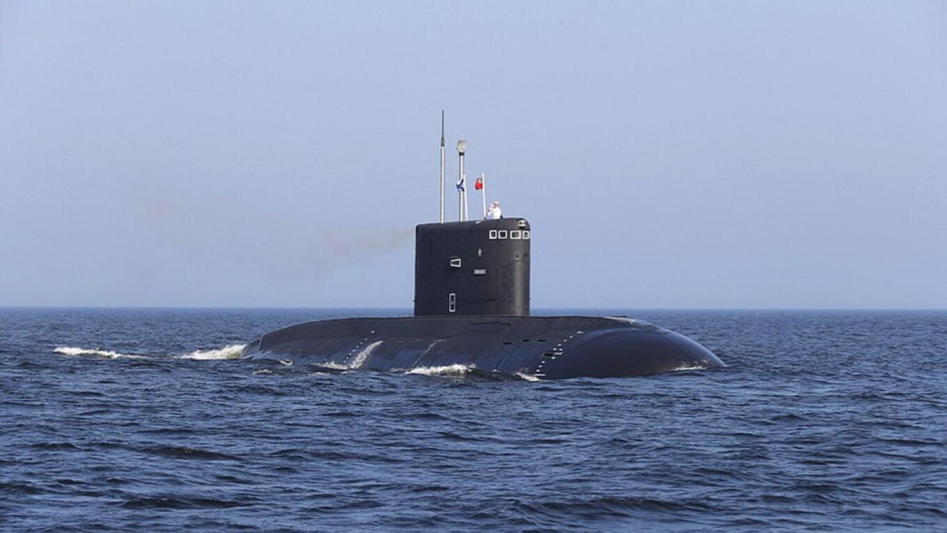 美军潜艇俄附近现身两天后，美国海岸附近突然浮出一艘俄军潜艇