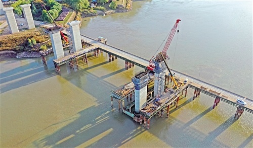 黄河公路大桥紧张施工
