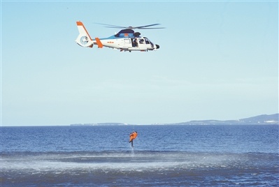 北部战区海军某舰载直升机团开展海上救援演练——垂直搜救“落水飞行员”