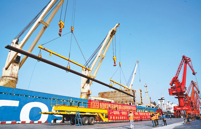 中国出口雅万高铁钢轨首航启运