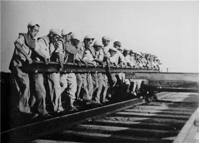 上世纪50年代末，中国人民解放军铁道兵第10师从抗美援朝战场归建后走向戈壁大漠，为我国首个综合性导弹试验靶场修建铁路大动脉——“通天的彩虹”