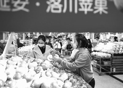 顾客在深圳市龙岗区一家超市内选购洛川苹果