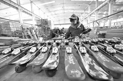 张家口京禧体育器材有限公司的工人制作滑雪板