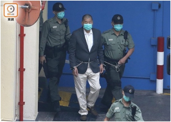 港媒：黎智英被加控“勾结外国”今日提讯，腰缠铁链被押往法院